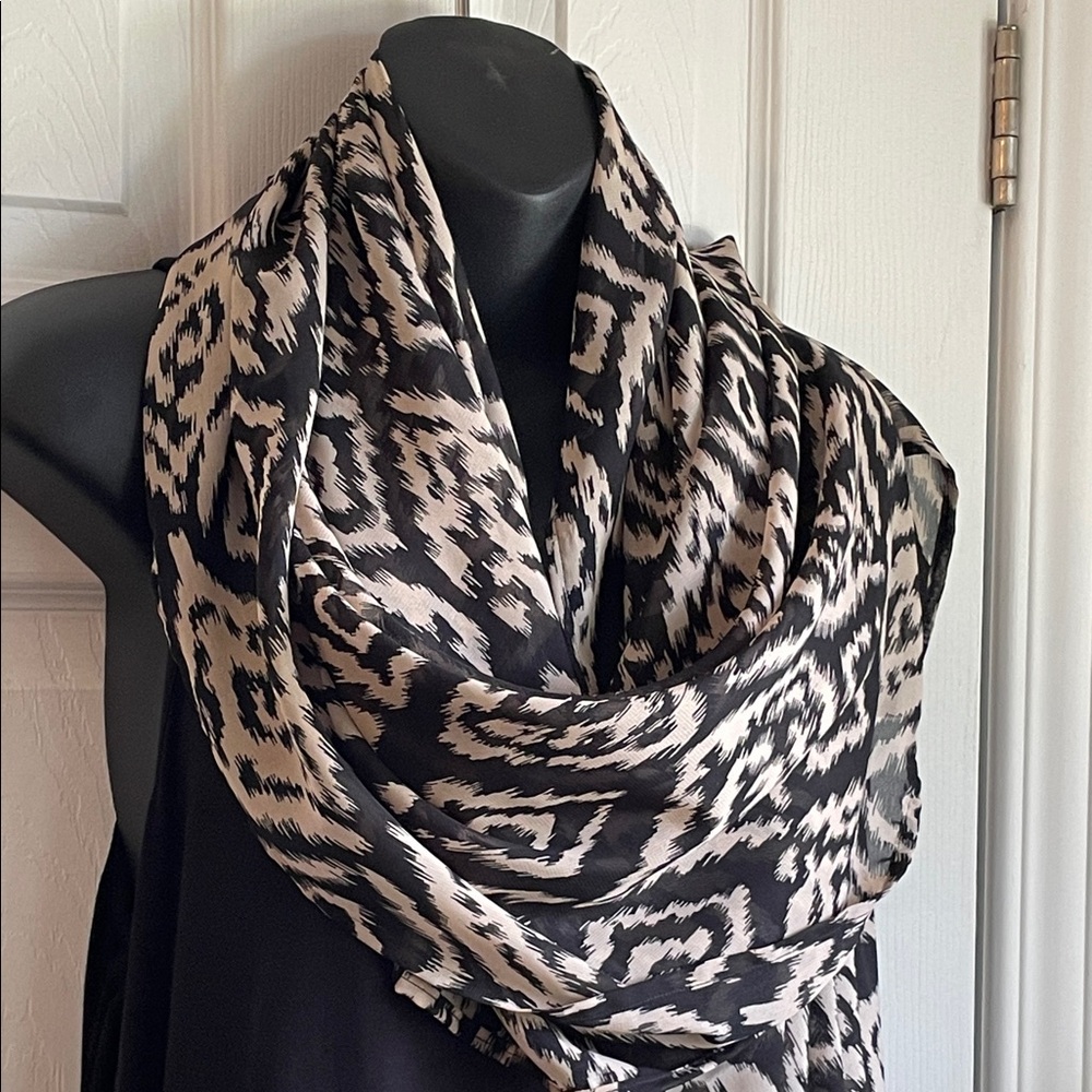 Chic Black and Off-White ikat Patterned Shawl Scarf - Picture 6 of 7